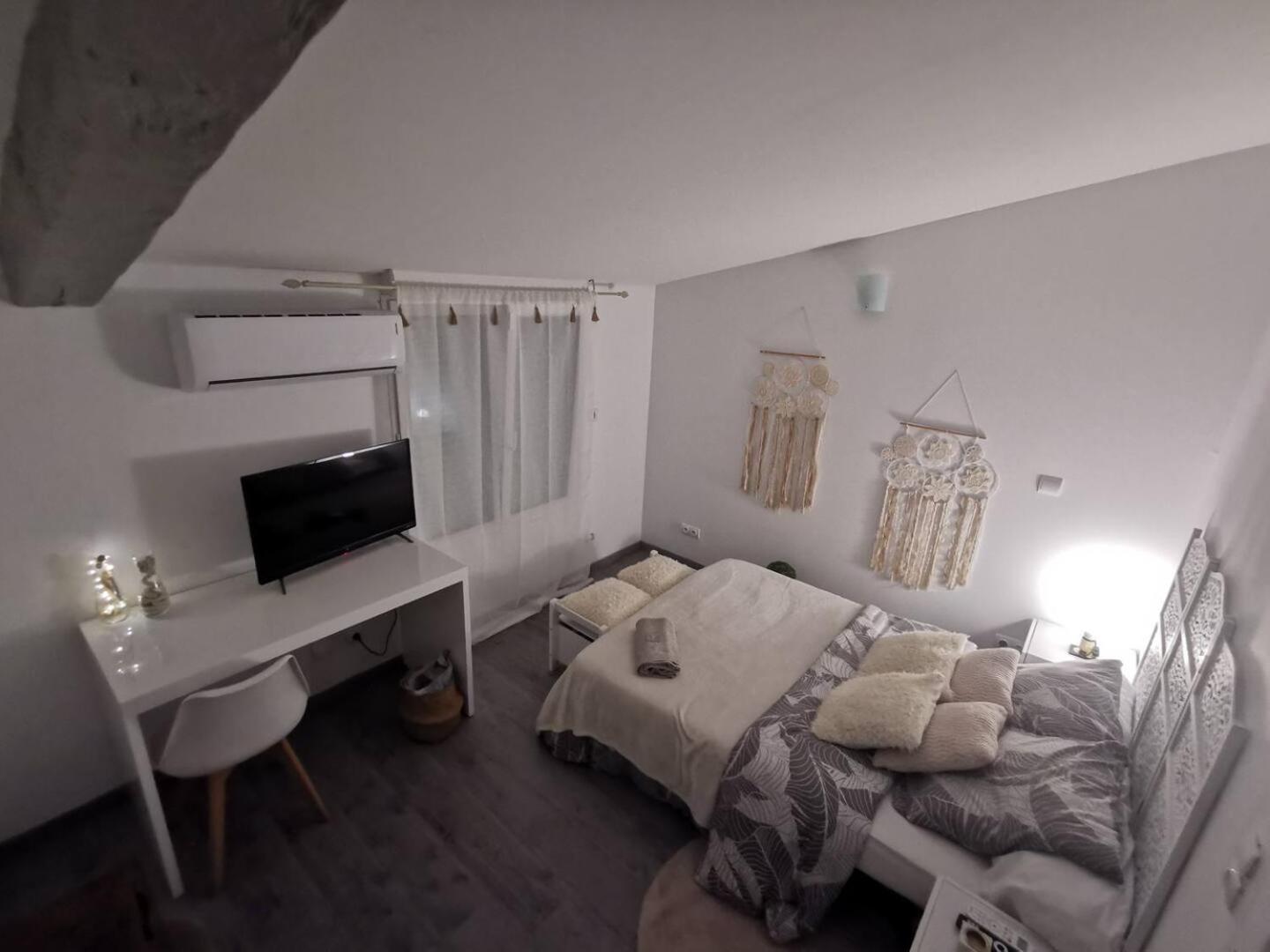 Апартаменты Chez Nathalie&Maxime Сорезе Экстерьер фото